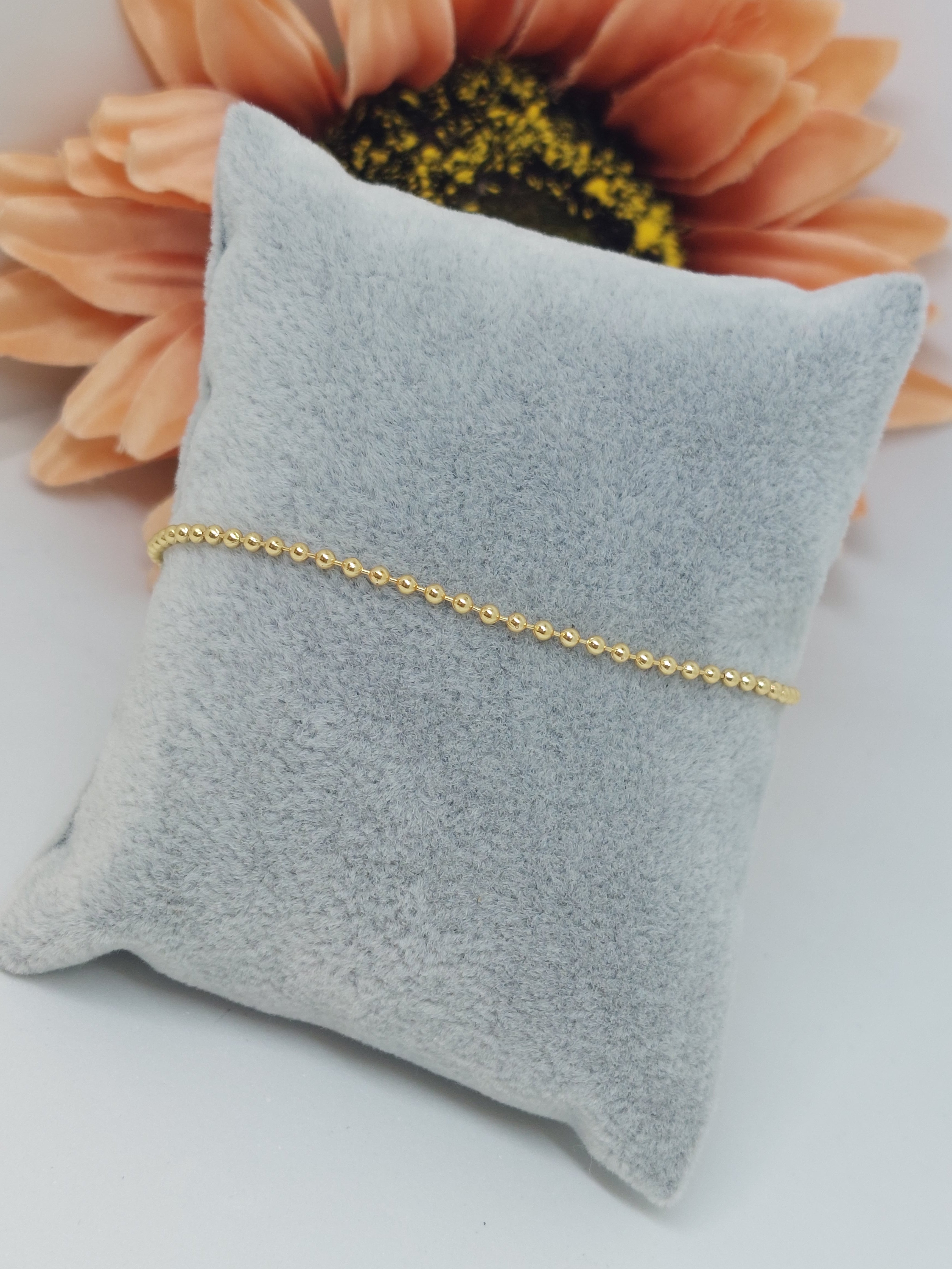 Armbandje smal balls goudkleurig (RVS)