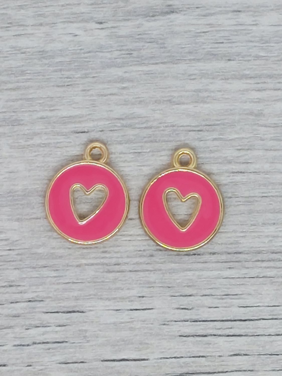 Bedel rond met open hartje donker roze