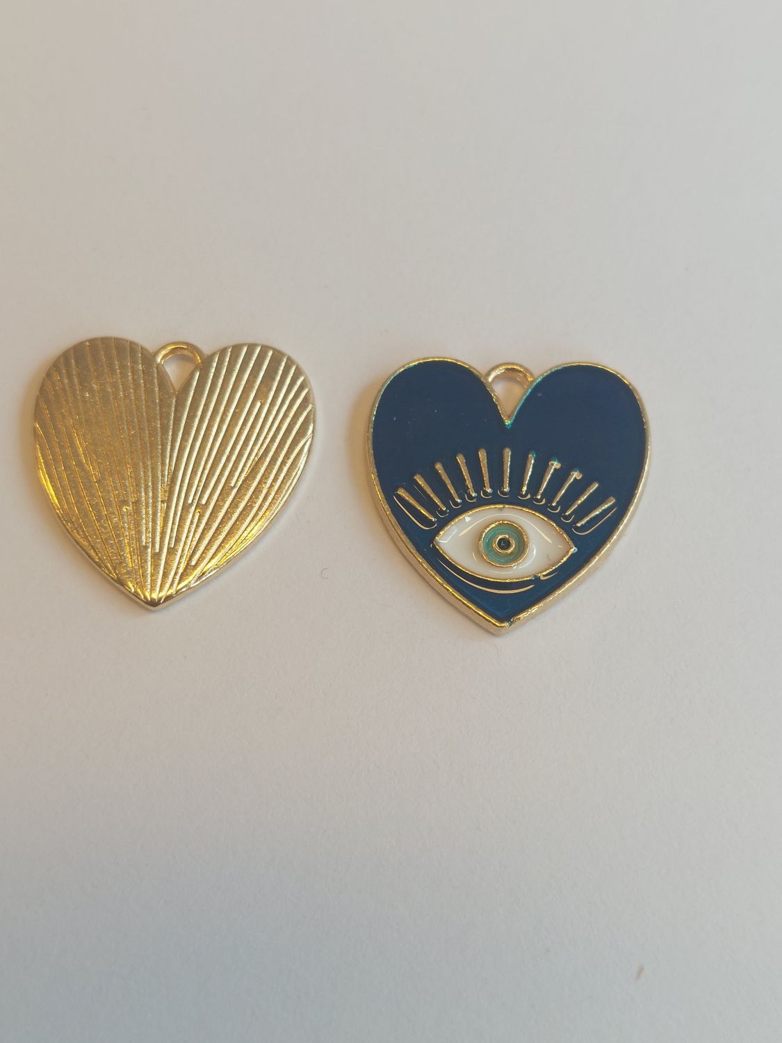 Bedel hart met boos oog blauw