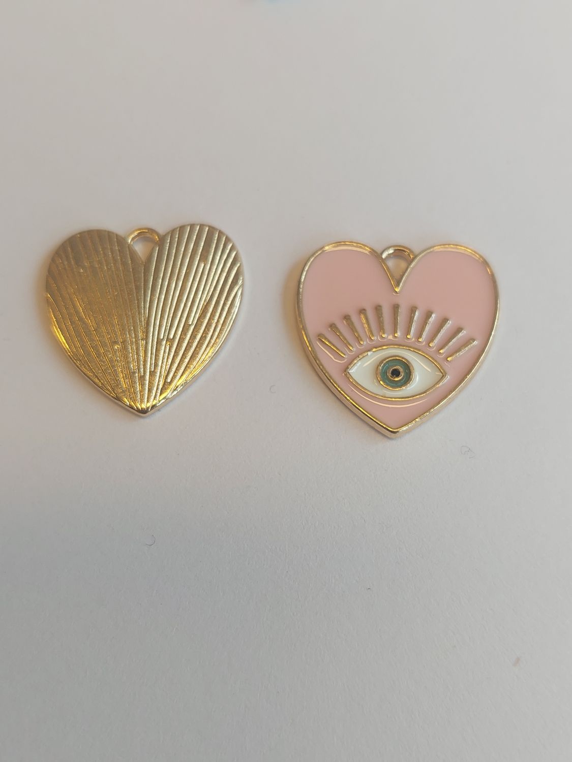 Bedel hart met boos oog roze