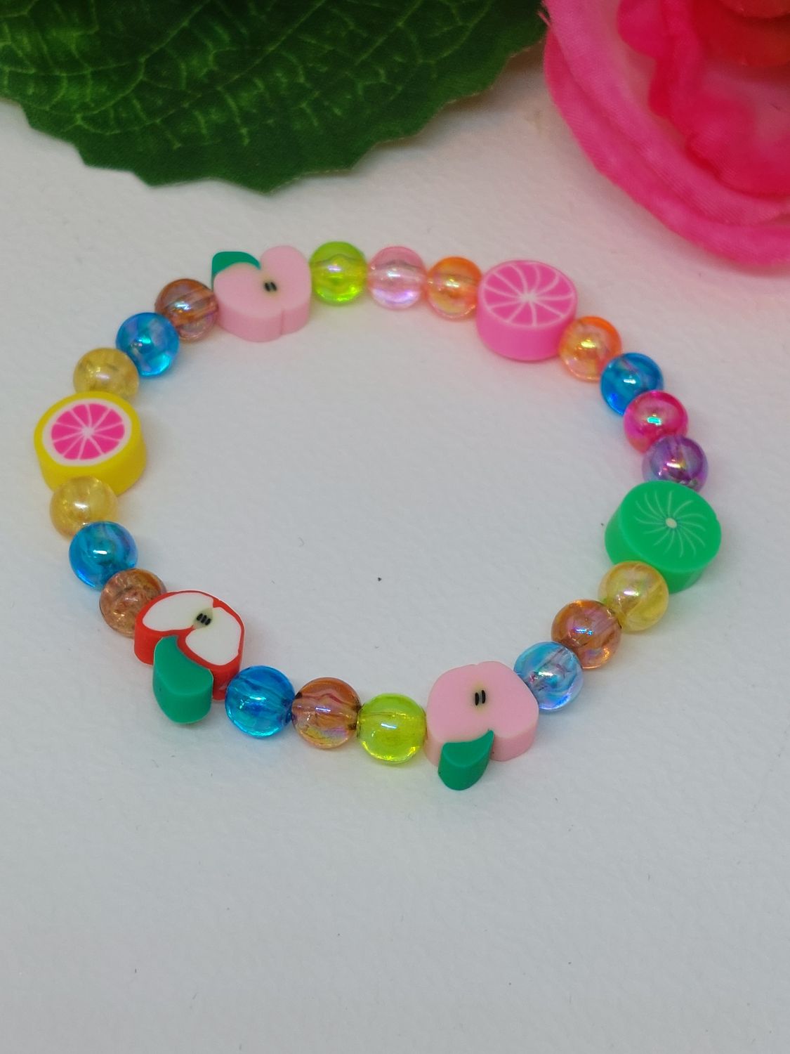 Fruit met multicolor kralen armband