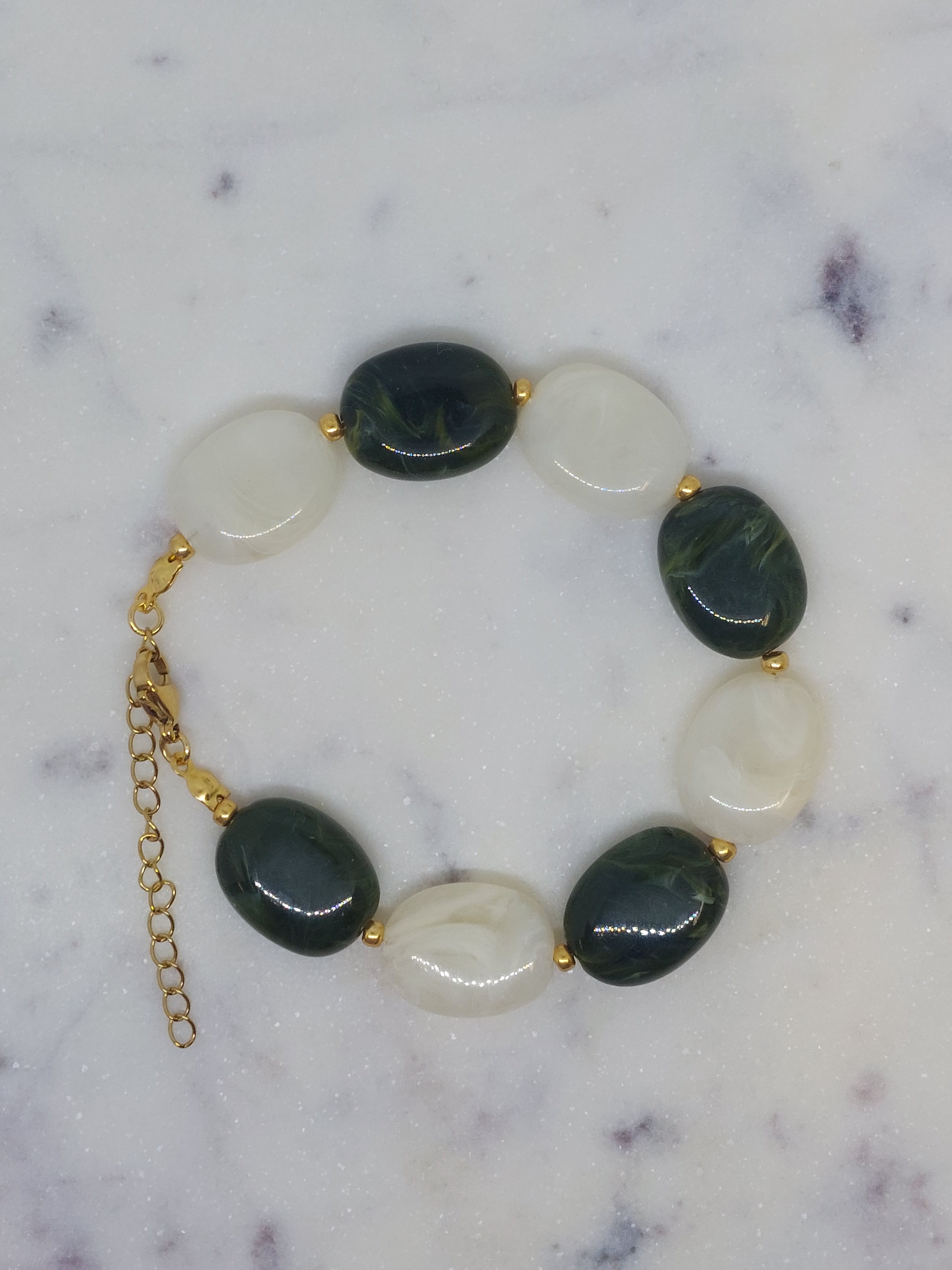 Kralen armband donker groen/creme