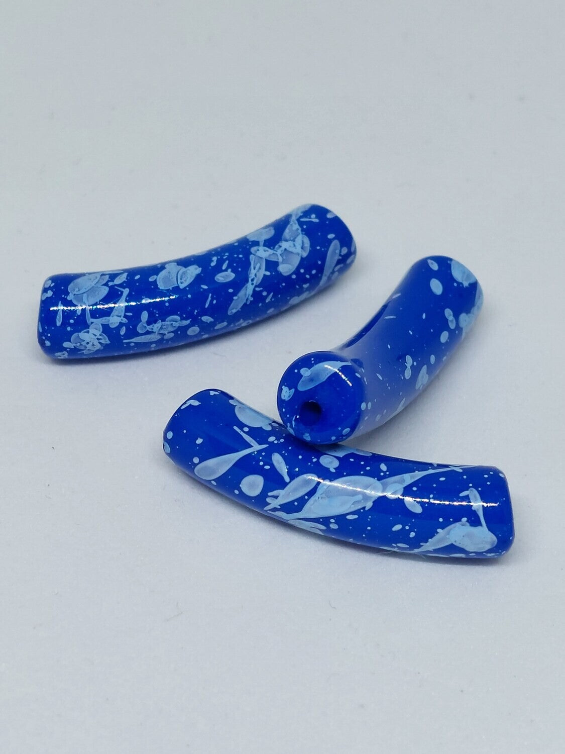 Tube kraal Verfspetter donker blauw/wit