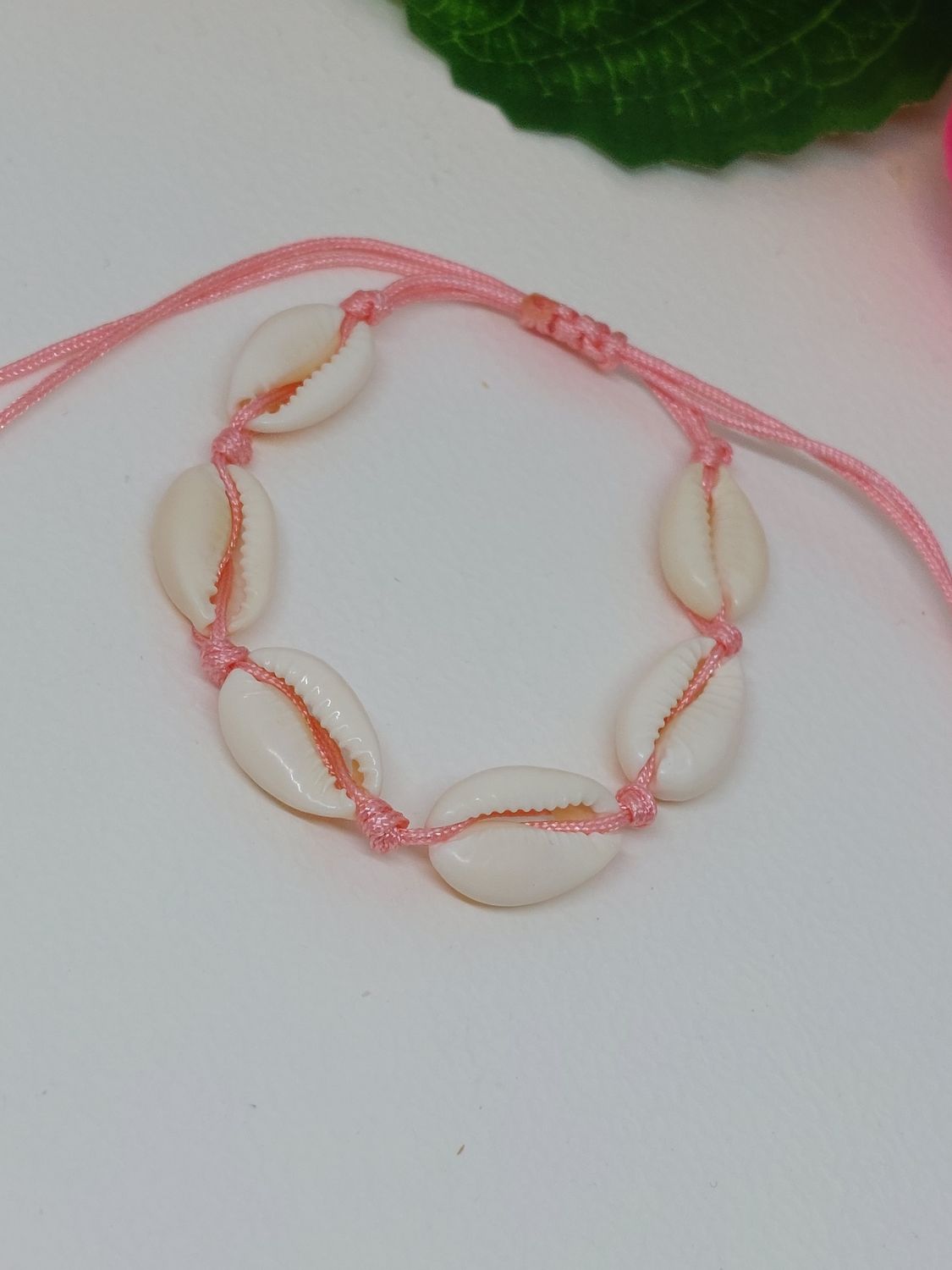 Schelpen armbandje donker roze