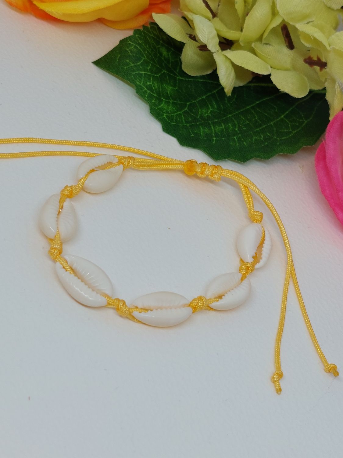 Schelp armbandje Licht oranje